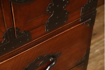 和製アンティーク　前面欅(ケヤキ)材　三階松モチーフの引手金具と桜丸金具の米沢箪笥ローボード(和たんす、時代箪笥、収納タンス、テレビ台、テレビボード、ローチェスト、引き出し)(R-078355)
