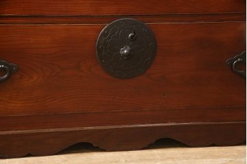 和製アンティーク　前面欅(ケヤキ)材　三階松モチーフの引手金具と桜丸金具の米沢箪笥ローボード(和たんす、時代箪笥、収納タンス、テレビ台、テレビボード、ローチェスト、引き出し)(R-078355)