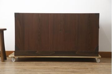 和製アンティーク　前面欅(ケヤキ)材　三階松モチーフの引手金具と桜丸金具の米沢箪笥ローボード(和たんす、時代箪笥、収納タンス、テレビ台、テレビボード、ローチェスト、引き出し)(R-078355)