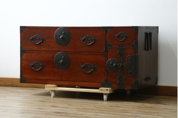 和製アンティーク　前面欅(ケヤキ)材　三階松モチーフの引手金具と桜丸金具の米沢箪笥ローボード　(R-078356)