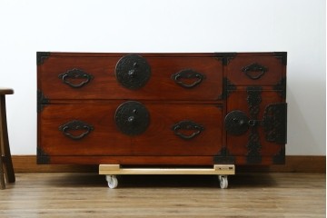 和製アンティーク　前面欅(ケヤキ)材　三階松モチーフの引手金具と桜丸金具の米沢箪笥ローボード　(R-078356)