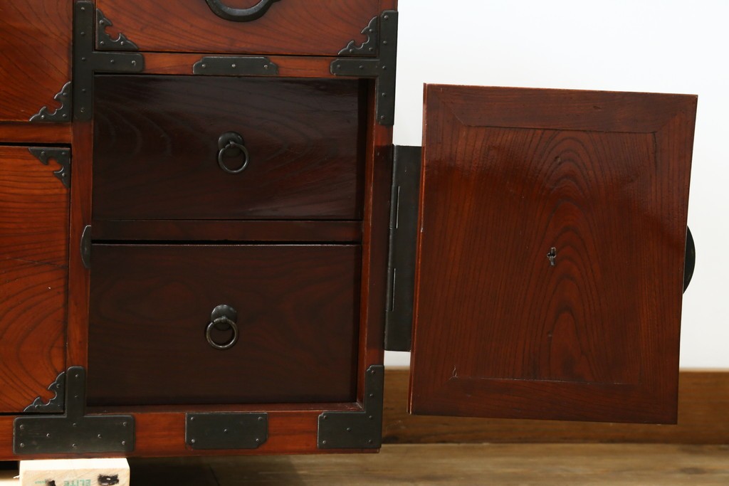 和製アンティーク　前面欅(ケヤキ)材　三階松モチーフの引手金具と桜丸金具の米沢箪笥ローボード　(R-078356)