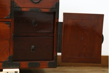 和製アンティーク　前面欅(ケヤキ)材　三階松モチーフの引手金具と桜丸金具の米沢箪笥ローボード　(R-078356)