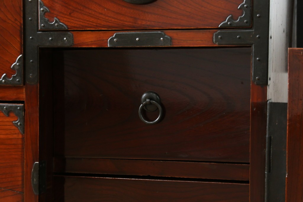 和製アンティーク　前面欅(ケヤキ)材　三階松モチーフの引手金具と桜丸金具の米沢箪笥ローボード　(R-078356)