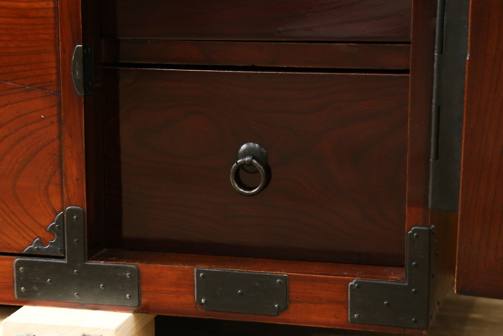 和製アンティーク　前面欅(ケヤキ)材　三階松モチーフの引手金具と桜丸金具の米沢箪笥ローボード　(R-078356)