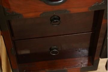 和製アンティーク　前面欅(ケヤキ)材　三階松モチーフの引手金具と桜丸金具の米沢箪笥ローボード　(R-078356)