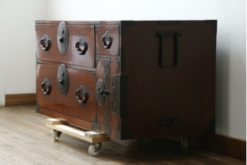 和製アンティーク　前面欅(ケヤキ)材　三階松モチーフの引手金具と桜丸金具の米沢箪笥ローボード　(R-078356)