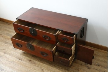 和製アンティーク　前面欅(ケヤキ)材　三階松モチーフの引手金具と桜丸金具の米沢箪笥ローボード　(R-078356)