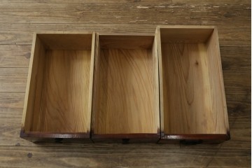 和製アンティーク　前面欅(ケヤキ)材　三階松モチーフの引手金具と桜丸金具の米沢箪笥ローボード　(R-078356)