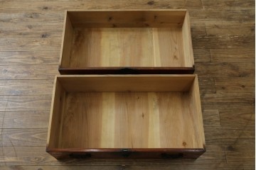 和製アンティーク　前面欅(ケヤキ)材　三階松モチーフの引手金具と桜丸金具の米沢箪笥ローボード　(R-078356)