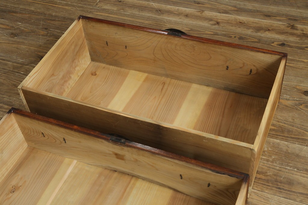 和製アンティーク　前面欅(ケヤキ)材　三階松モチーフの引手金具と桜丸金具の米沢箪笥ローボード　(R-078356)