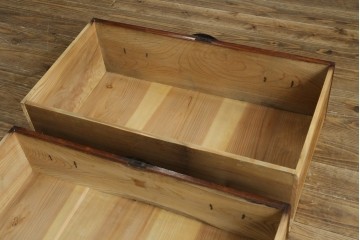 和製アンティーク　前面欅(ケヤキ)材　三階松モチーフの引手金具と桜丸金具の米沢箪笥ローボード　(R-078356)