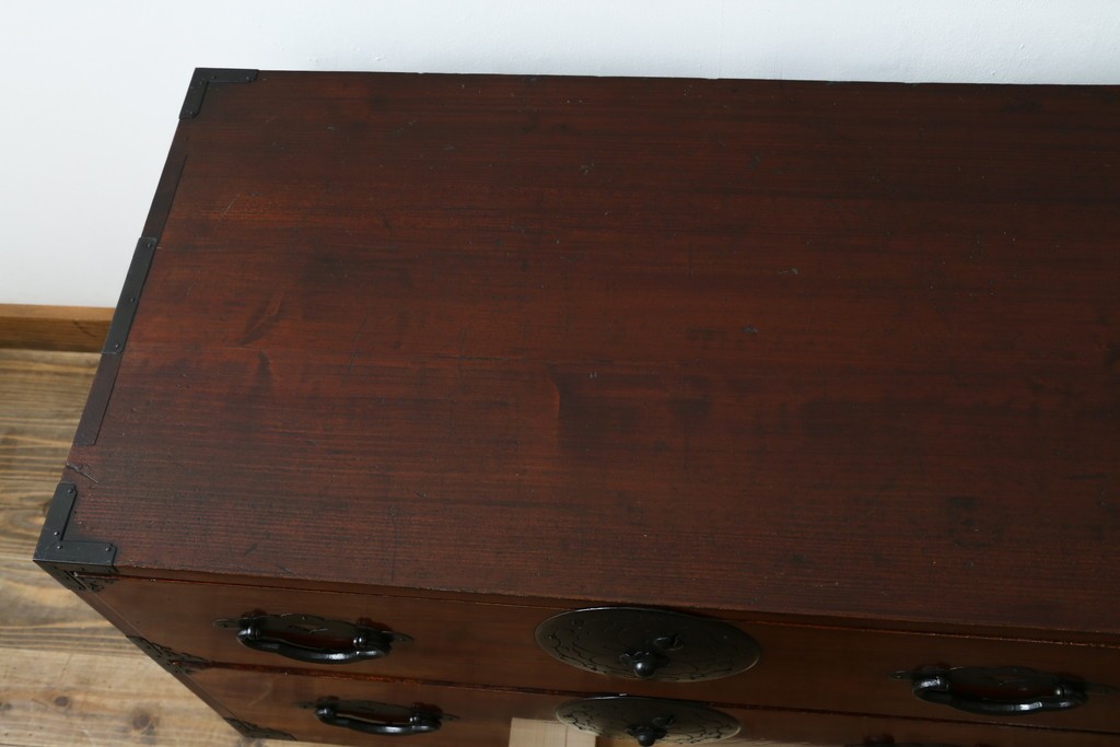 和製アンティーク　前面欅(ケヤキ)材　三階松モチーフの引手金具と桜丸金具の米沢箪笥ローボード　(R-078356)