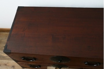 和製アンティーク　前面欅(ケヤキ)材　三階松モチーフの引手金具と桜丸金具の米沢箪笥ローボード　(R-078356)