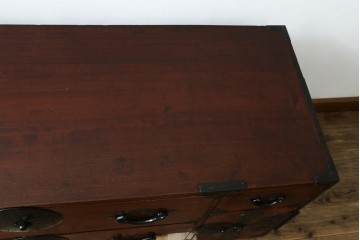 和製アンティーク　前面欅(ケヤキ)材　三階松モチーフの引手金具と桜丸金具の米沢箪笥ローボード　(R-078356)