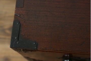 和製アンティーク　前面欅(ケヤキ)材　三階松モチーフの引手金具と桜丸金具の米沢箪笥ローボード　(R-078356)