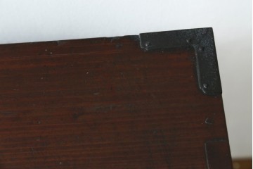 和製アンティーク　前面欅(ケヤキ)材　三階松モチーフの引手金具と桜丸金具の米沢箪笥ローボード　(R-078356)