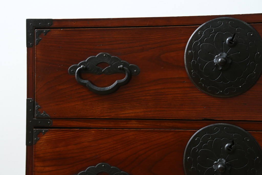 和製アンティーク　前面欅(ケヤキ)材　三階松モチーフの引手金具と桜丸金具の米沢箪笥ローボード　(R-078356)