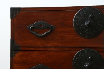 和製アンティーク　前面欅(ケヤキ)材　三階松モチーフの引手金具と桜丸金具の米沢箪笥ローボード　(R-078356)