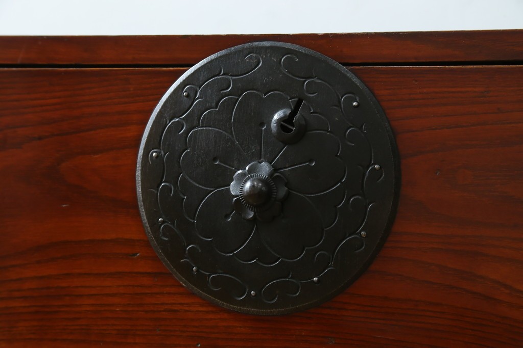 和製アンティーク　前面欅(ケヤキ)材　三階松モチーフの引手金具と桜丸金具の米沢箪笥ローボード　(R-078356)