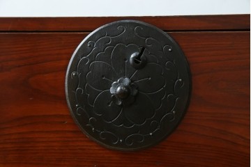 和製アンティーク　前面欅(ケヤキ)材　三階松モチーフの引手金具と桜丸金具の米沢箪笥ローボード　(R-078356)