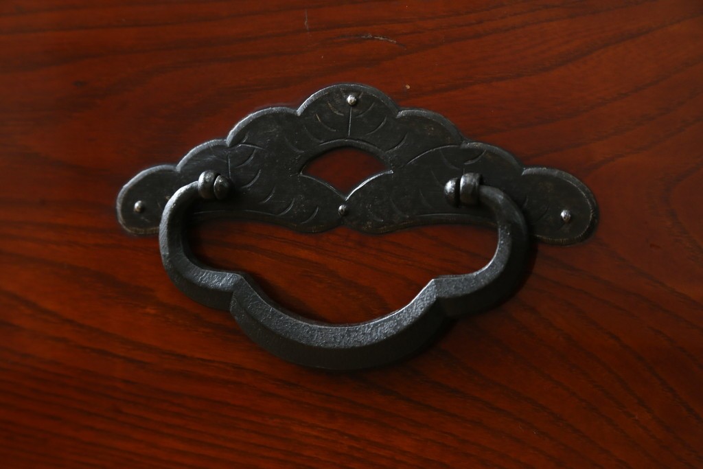 和製アンティーク　前面欅(ケヤキ)材　三階松モチーフの引手金具と桜丸金具の米沢箪笥ローボード　(R-078356)