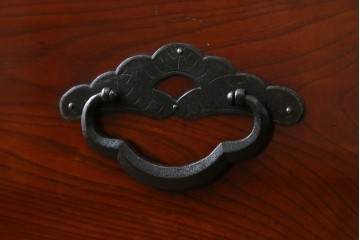 和製アンティーク　前面欅(ケヤキ)材　三階松モチーフの引手金具と桜丸金具の米沢箪笥ローボード　(R-078356)