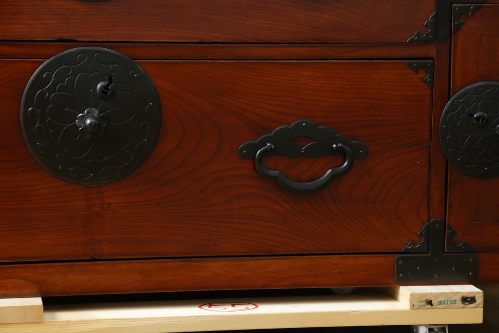 和製アンティーク　前面欅(ケヤキ)材　三階松モチーフの引手金具と桜丸金具の米沢箪笥ローボード　(R-078356)