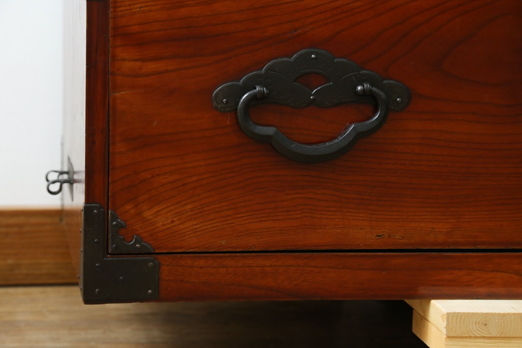 和製アンティーク　前面欅(ケヤキ)材　三階松モチーフの引手金具と桜丸金具の米沢箪笥ローボード　(R-078356)