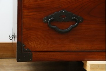 和製アンティーク　前面欅(ケヤキ)材　三階松モチーフの引手金具と桜丸金具の米沢箪笥ローボード　(R-078356)