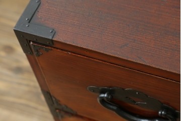 和製アンティーク　前面欅(ケヤキ)材　三階松モチーフの引手金具と桜丸金具の米沢箪笥ローボード　(R-078356)