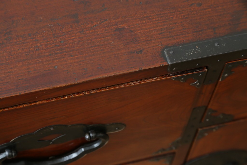 和製アンティーク　前面欅(ケヤキ)材　三階松モチーフの引手金具と桜丸金具の米沢箪笥ローボード　(R-078356)