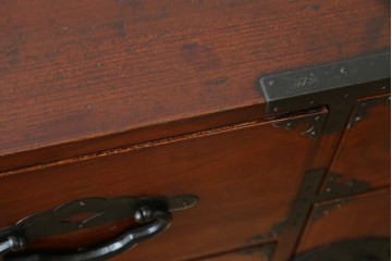 和製アンティーク　前面欅(ケヤキ)材　三階松モチーフの引手金具と桜丸金具の米沢箪笥ローボード　(R-078356)