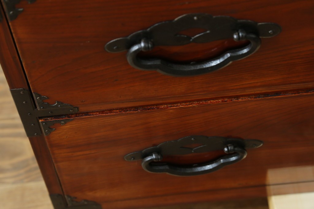 和製アンティーク　前面欅(ケヤキ)材　三階松モチーフの引手金具と桜丸金具の米沢箪笥ローボード　(R-078356)