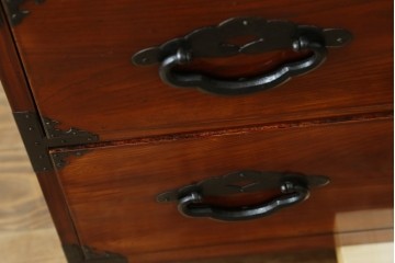 和製アンティーク　前面欅(ケヤキ)材　三階松モチーフの引手金具と桜丸金具の米沢箪笥ローボード　(R-078356)