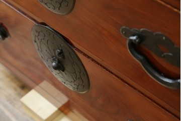 和製アンティーク　前面欅(ケヤキ)材　三階松モチーフの引手金具と桜丸金具の米沢箪笥ローボード　(R-078356)