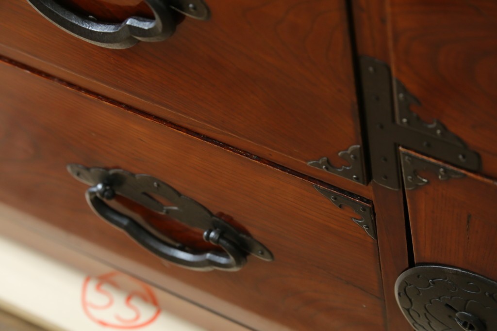 和製アンティーク　前面欅(ケヤキ)材　三階松モチーフの引手金具と桜丸金具の米沢箪笥ローボード　(R-078356)