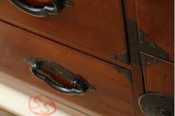 和製アンティーク　前面欅(ケヤキ)材　三階松モチーフの引手金具と桜丸金具の米沢箪笥ローボード　(R-078356)