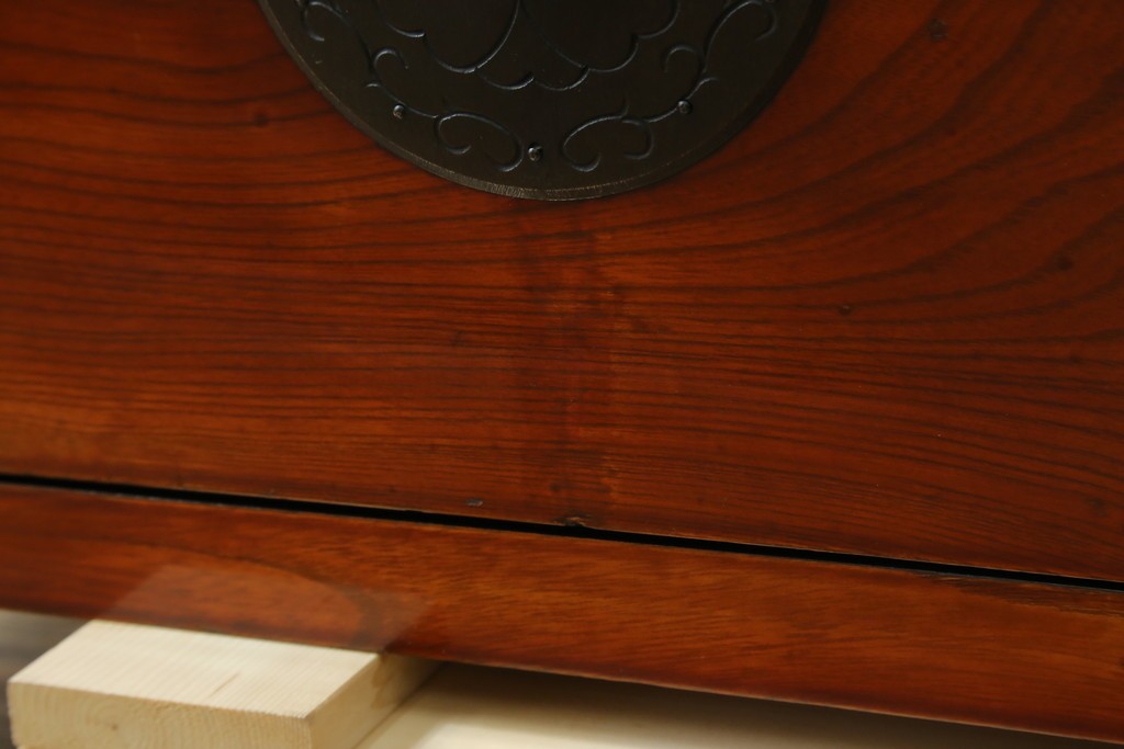 和製アンティーク　前面欅(ケヤキ)材　三階松モチーフの引手金具と桜丸金具の米沢箪笥ローボード　(R-078356)