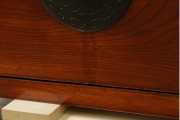 和製アンティーク　前面欅(ケヤキ)材　三階松モチーフの引手金具と桜丸金具の米沢箪笥ローボード　(R-078356)