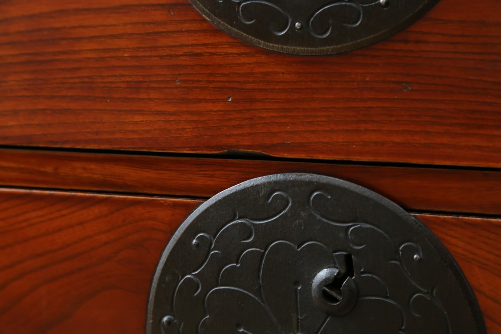 和製アンティーク　前面欅(ケヤキ)材　三階松モチーフの引手金具と桜丸金具の米沢箪笥ローボード　(R-078356)