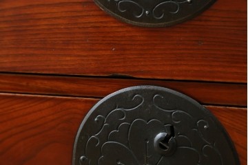 和製アンティーク　前面欅(ケヤキ)材　三階松モチーフの引手金具と桜丸金具の米沢箪笥ローボード　(R-078356)