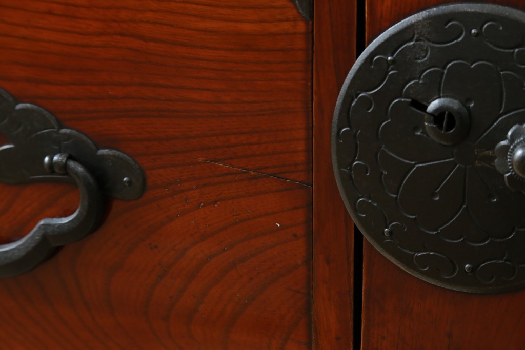 和製アンティーク　前面欅(ケヤキ)材　三階松モチーフの引手金具と桜丸金具の米沢箪笥ローボード　(R-078356)