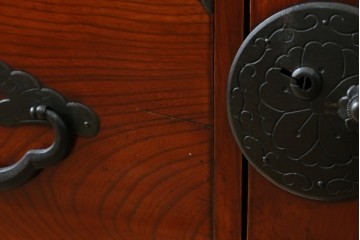 和製アンティーク　前面欅(ケヤキ)材　三階松モチーフの引手金具と桜丸金具の米沢箪笥ローボード　(R-078356)