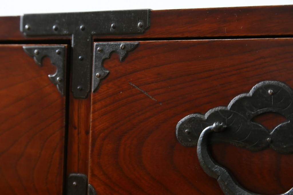 和製アンティーク　前面欅(ケヤキ)材　三階松モチーフの引手金具と桜丸金具の米沢箪笥ローボード　(R-078356)