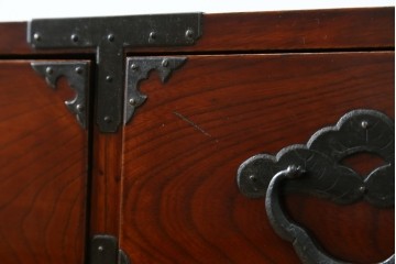 和製アンティーク　前面欅(ケヤキ)材　三階松モチーフの引手金具と桜丸金具の米沢箪笥ローボード　(R-078356)