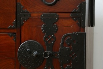 和製アンティーク　前面欅(ケヤキ)材　三階松モチーフの引手金具と桜丸金具の米沢箪笥ローボード　(R-078356)