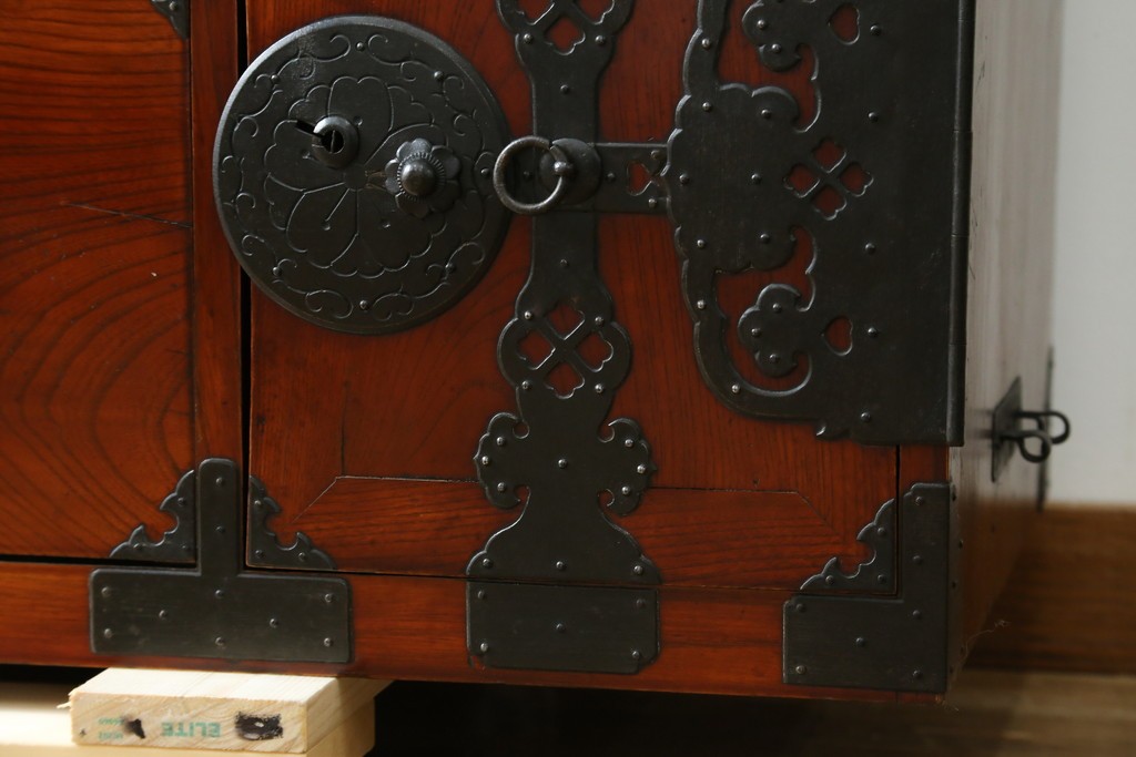 和製アンティーク　前面欅(ケヤキ)材　三階松モチーフの引手金具と桜丸金具の米沢箪笥ローボード　(R-078356)