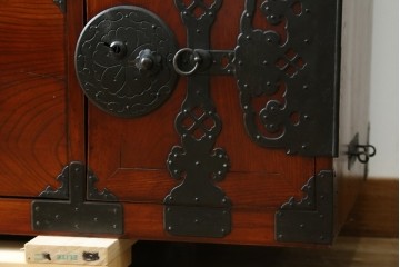 和製アンティーク　前面欅(ケヤキ)材　三階松モチーフの引手金具と桜丸金具の米沢箪笥ローボード　(R-078356)
