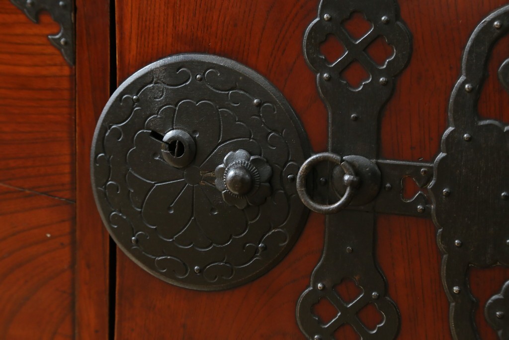 和製アンティーク　前面欅(ケヤキ)材　三階松モチーフの引手金具と桜丸金具の米沢箪笥ローボード　(R-078356)